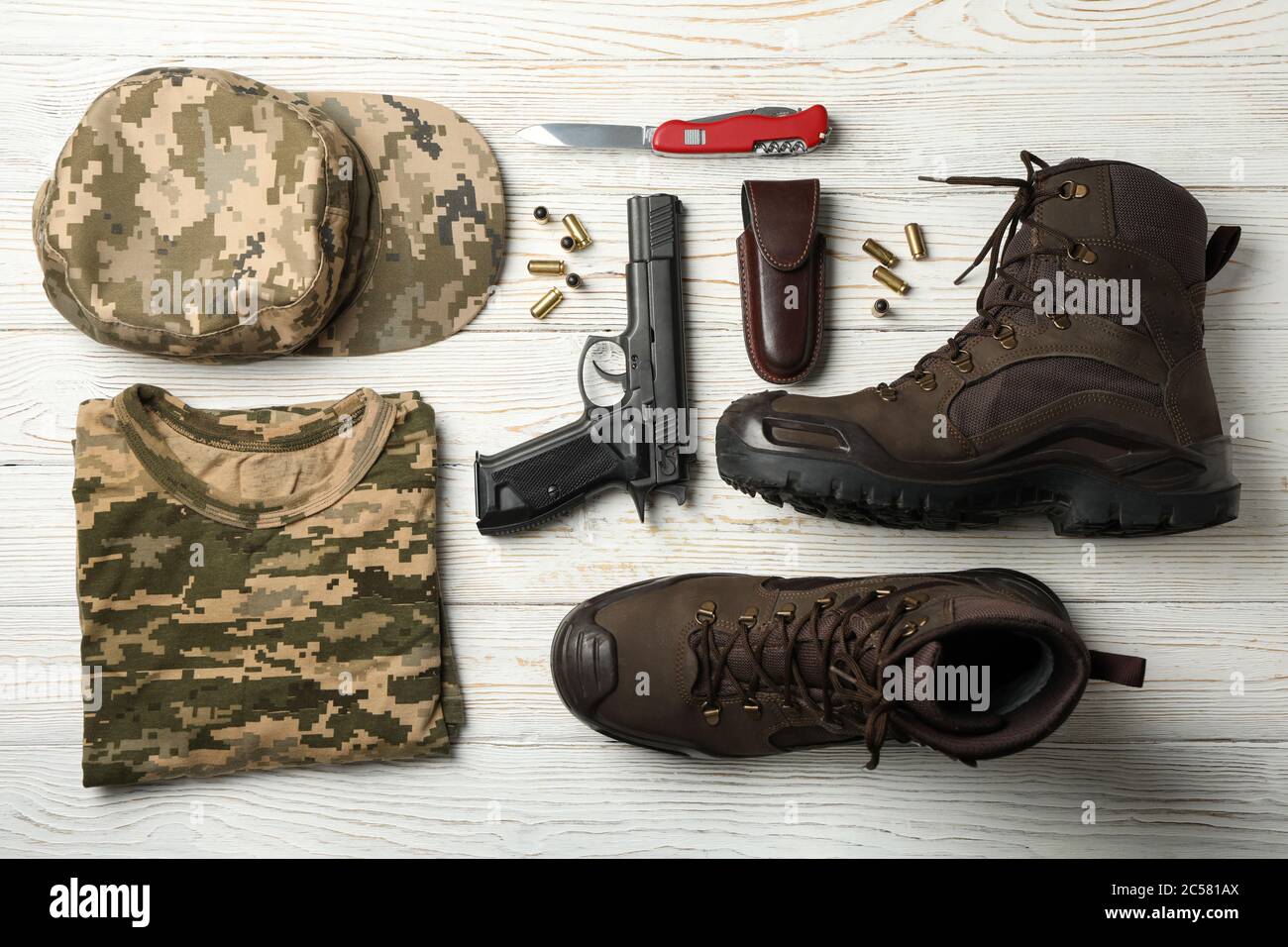 Accessori militari su sfondo bianco in legno, vista dall'alto Foto stock -  Alamy