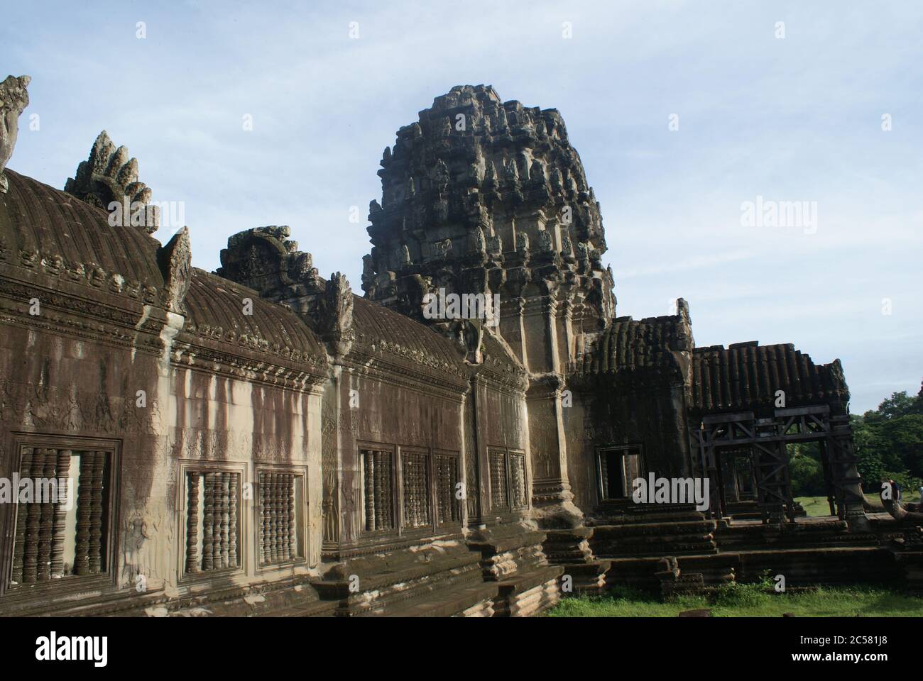 Città molto vecchia e enorme Angkor Wat in Cambogia, stato Siem Reap. Edifici in pietra incredibili, molto verde e fantastica architettura. Antic. Foto Stock