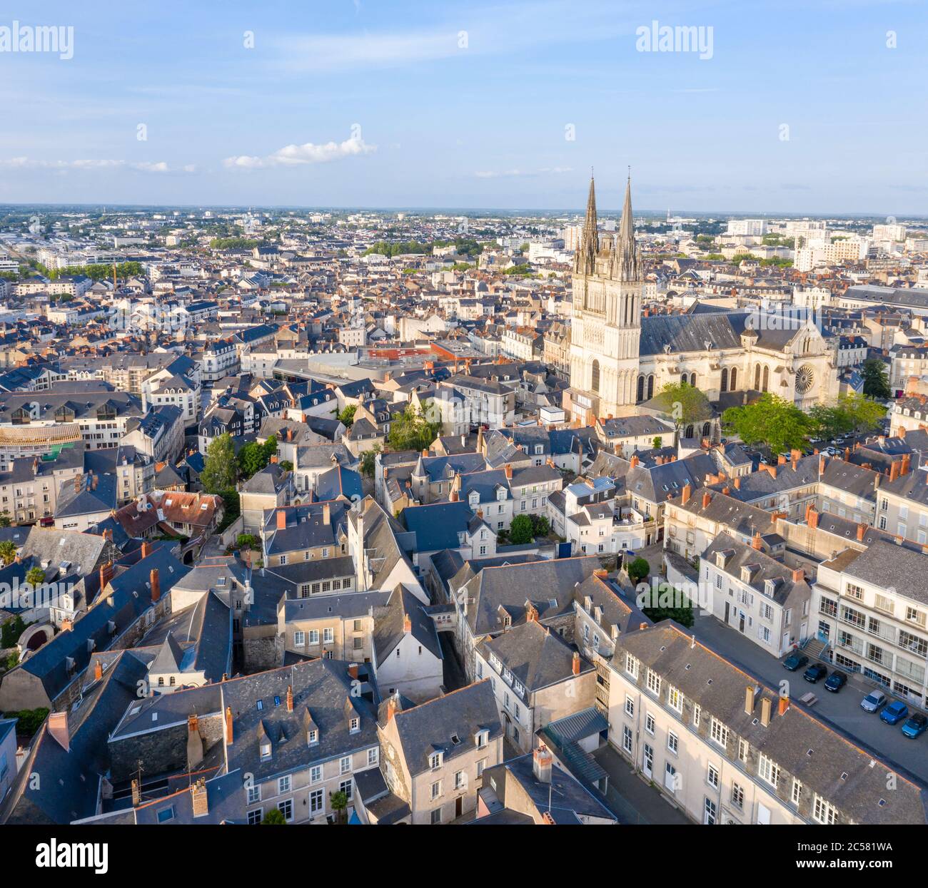 Francia, Maine et Loire, Angers, Cattedrale di Saint Maurice d'Angers e il quartiere storico (vista aerea) // Francia, Maine-et-Loire (49), Angers, cathé Foto Stock