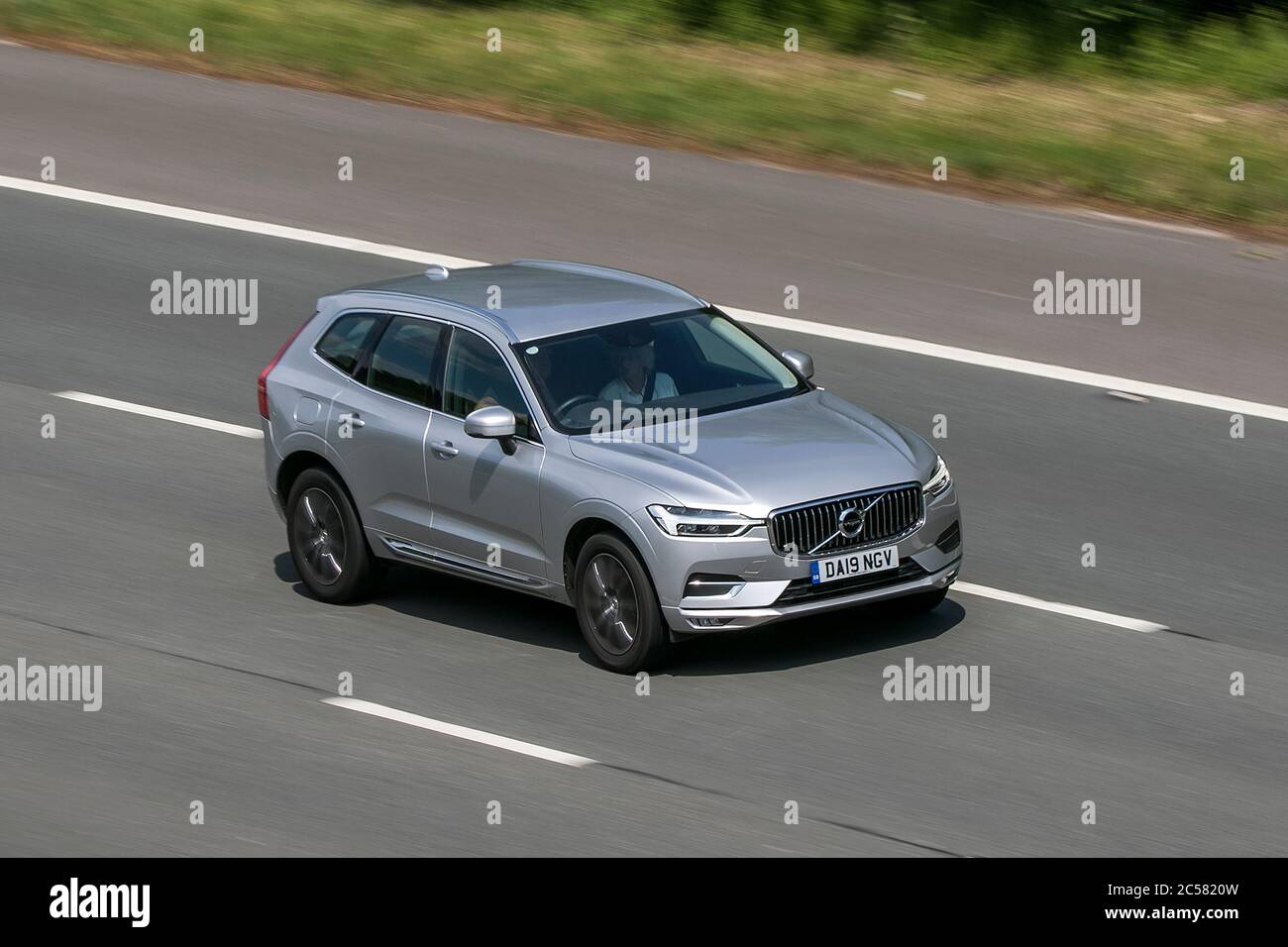 2019 Volvo XC60 Iscrizione D5 PP Silver CAR SUV Diesel sulla M6 vicino Preston a Lancashire, Regno Unito Foto Stock