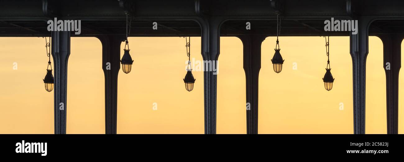 Panorama del ponte Bir Hakeim al tramonto, a Parigi Francia Foto Stock