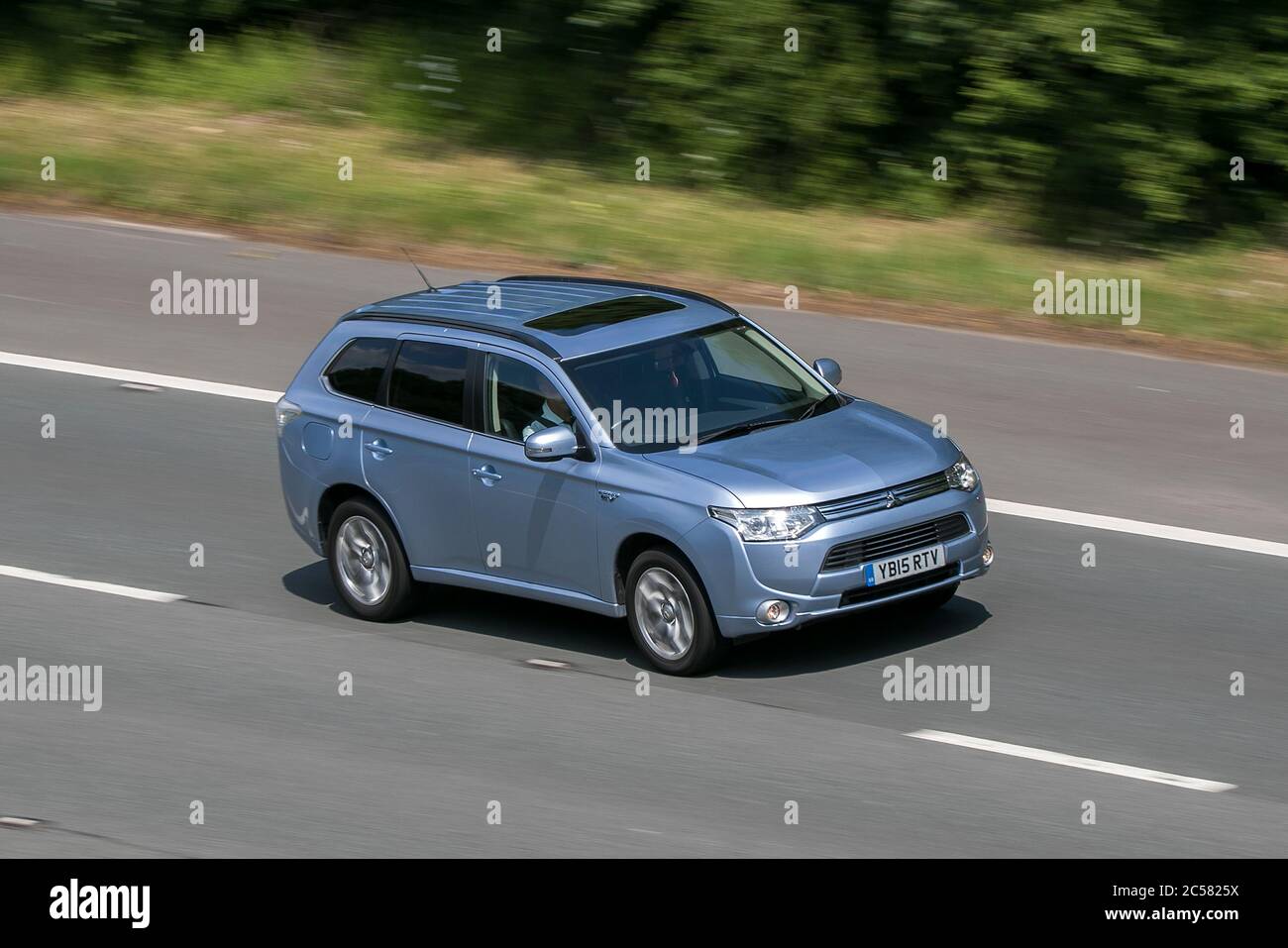 2015 blu Mitsubishi Outlander GX 4H PHEV Auto guida sull'autostrada M6 vicino Preston a Lancashire, Regno Unito Foto Stock