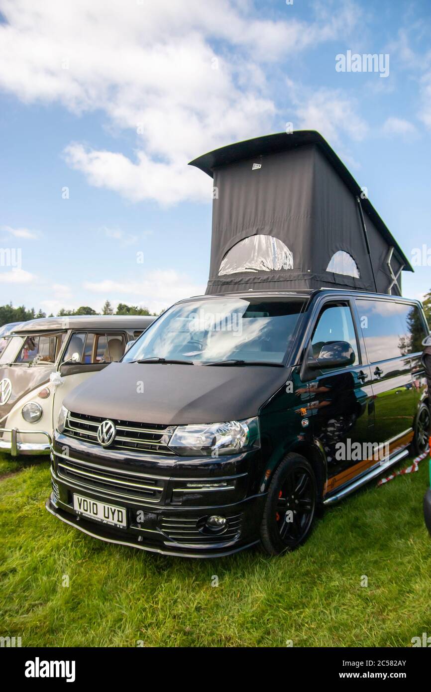 VW T5 T6 camper con tetto in alto Foto Stock