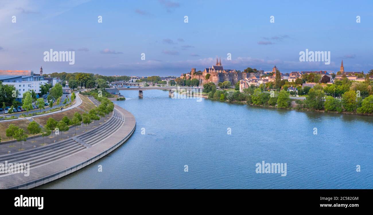 Francia, Maine et Loire, Angers, Eric Tabarly banchina, Pont de la basse Chaine sul fiume Maine e il quartiere storico con il Chateau d'Angers (a Foto Stock