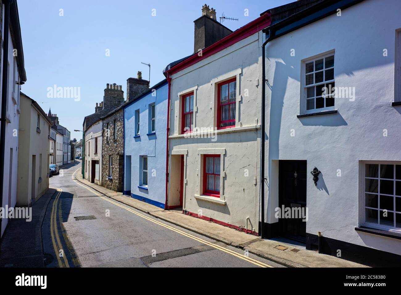 Casa tradizionale in stile Manx 65 Malew Street, Castletown, Isle of Man con finestre originali in frassino dipinte in rosso e crema Foto Stock