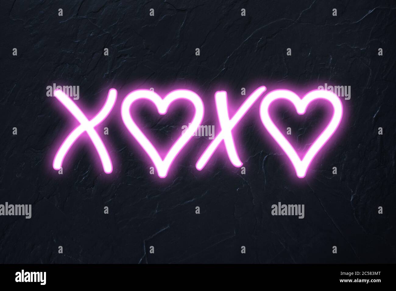 xoxo scritto in stile neon rosa con cuori su sfondo nero Foto Stock