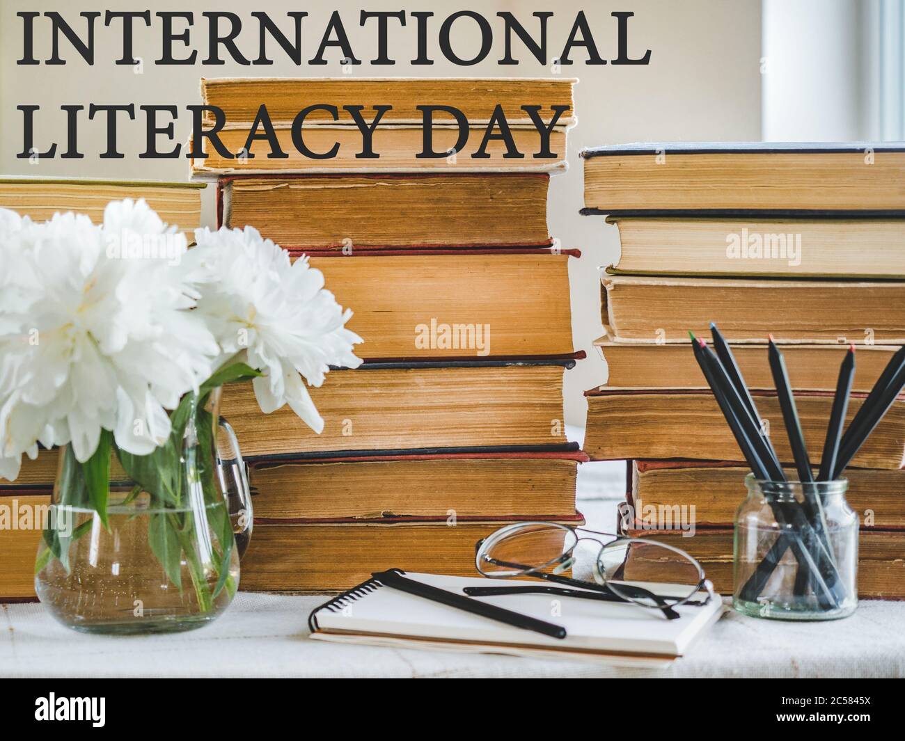 Pila di libri d'epoca e fiori bellissimi Foto Stock