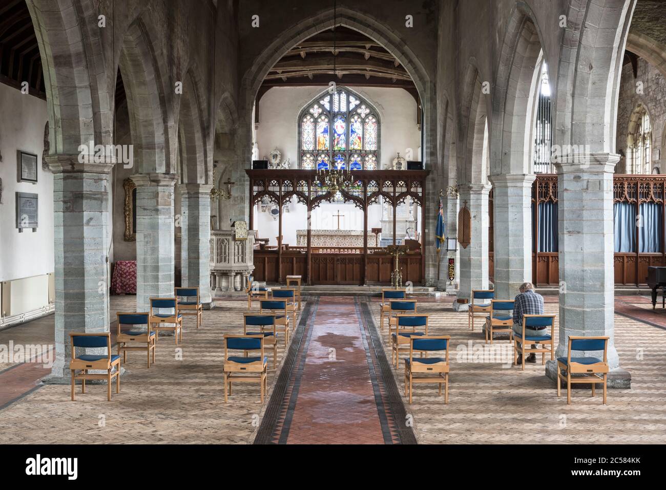 Nuovi accordi per posti socialmente distanziati nella St Andrew's Church, Presteigne, Powys, UK. La chiesa ospita normalmente quasi duecento persone Foto Stock