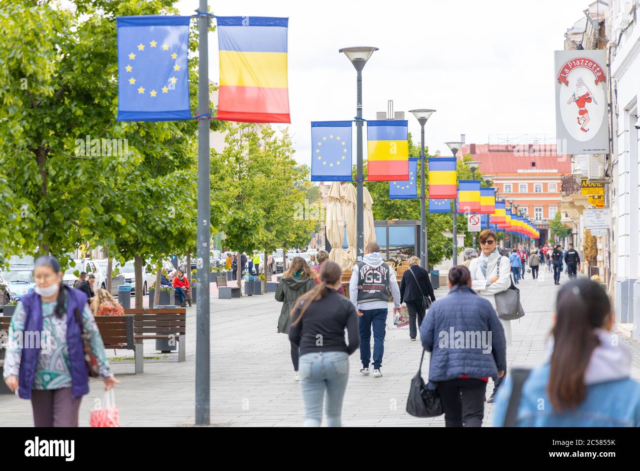 Cluj-Napoca , Romania - Maggio 28 2020: Persone a piedi sulle strade del centro di Cluj. Foto Stock