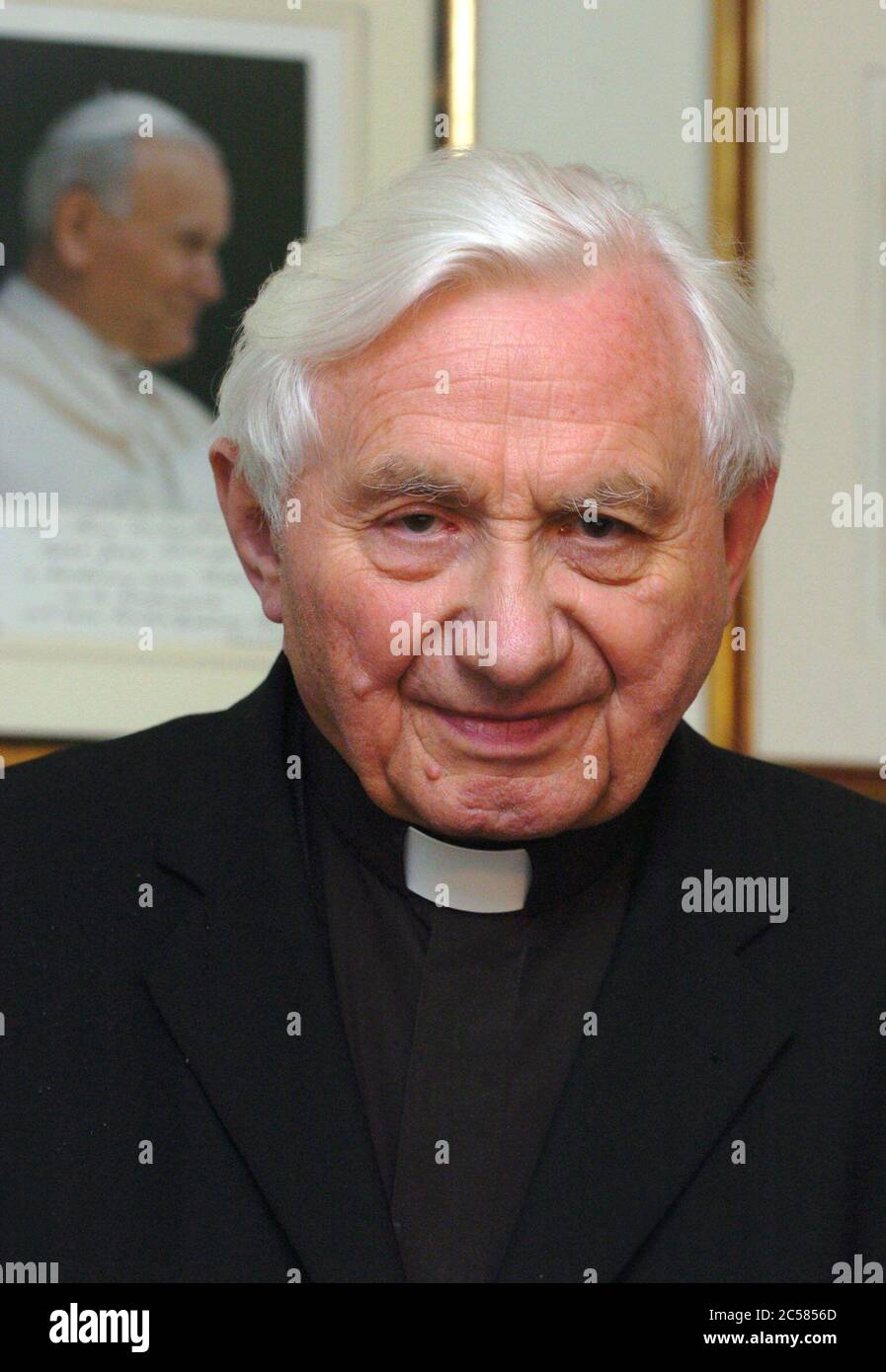 Dpa) - Georg Ratzinger, fratello del nuovo Papa Benedetto XVI, raffigurato  nella sua casa a Regensburg, Germania, martedì, 19 aprile 2005. Fino alla  fine, Ratzinger non crede che il suo giovane fratello