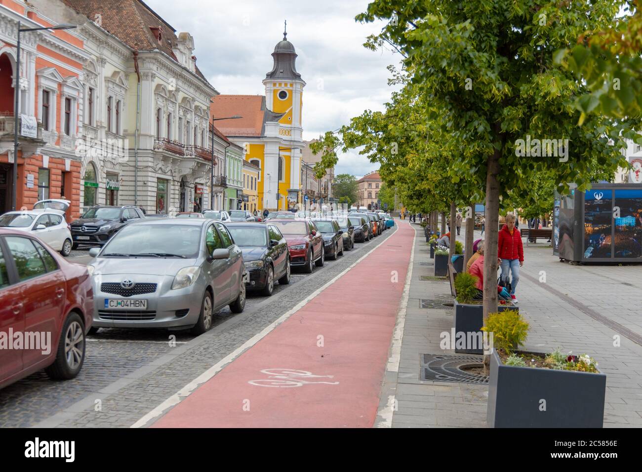 Cluj-Napoca , Romania - Maggio 28 2020: Persone a piedi sulle strade del centro di Cluj. Foto Stock