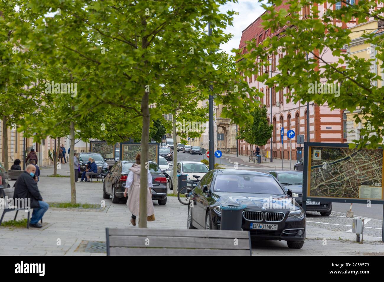 Cluj-Napoca , Romania - Maggio 28 2020: Persone a piedi sulle strade del centro di Cluj. Foto Stock