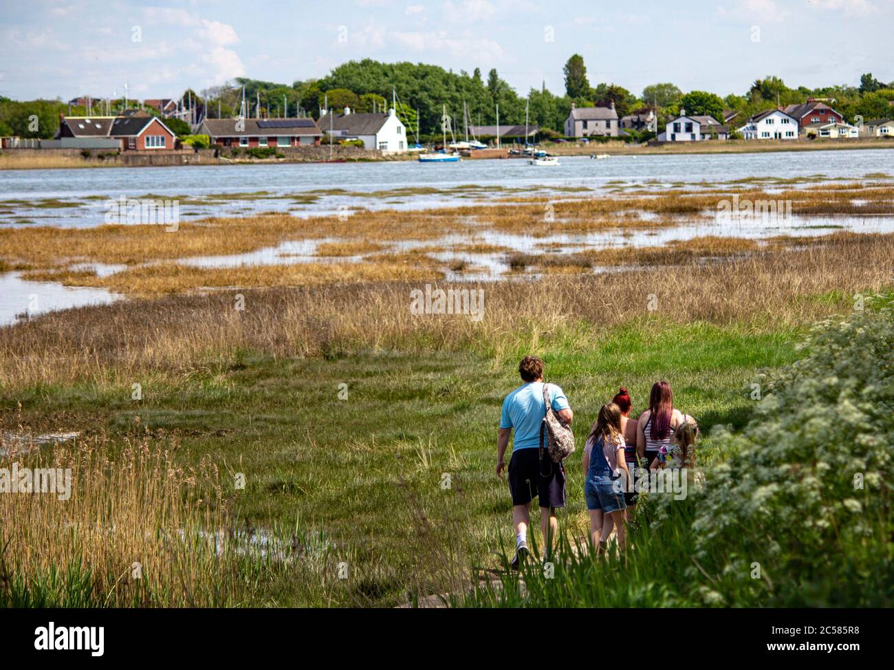 Passeggiata per famiglie sul fiume Wyre Foto Stock