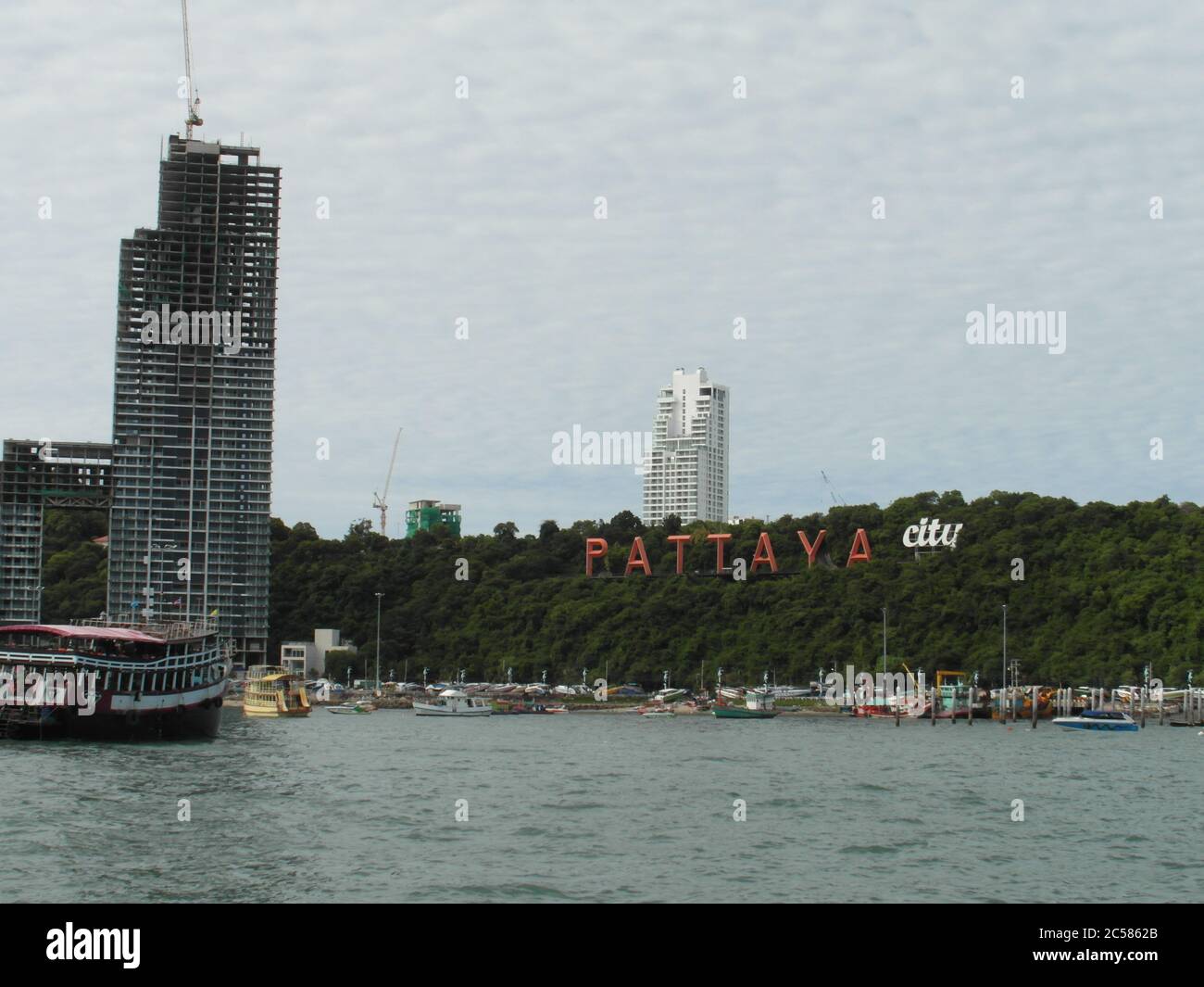 Nessun filtro. Bella piccola isola Lahn (LAN) non lontano dal resort tailandese Pattaya. È raggiungibile in un'ora di barca. Foto Stock