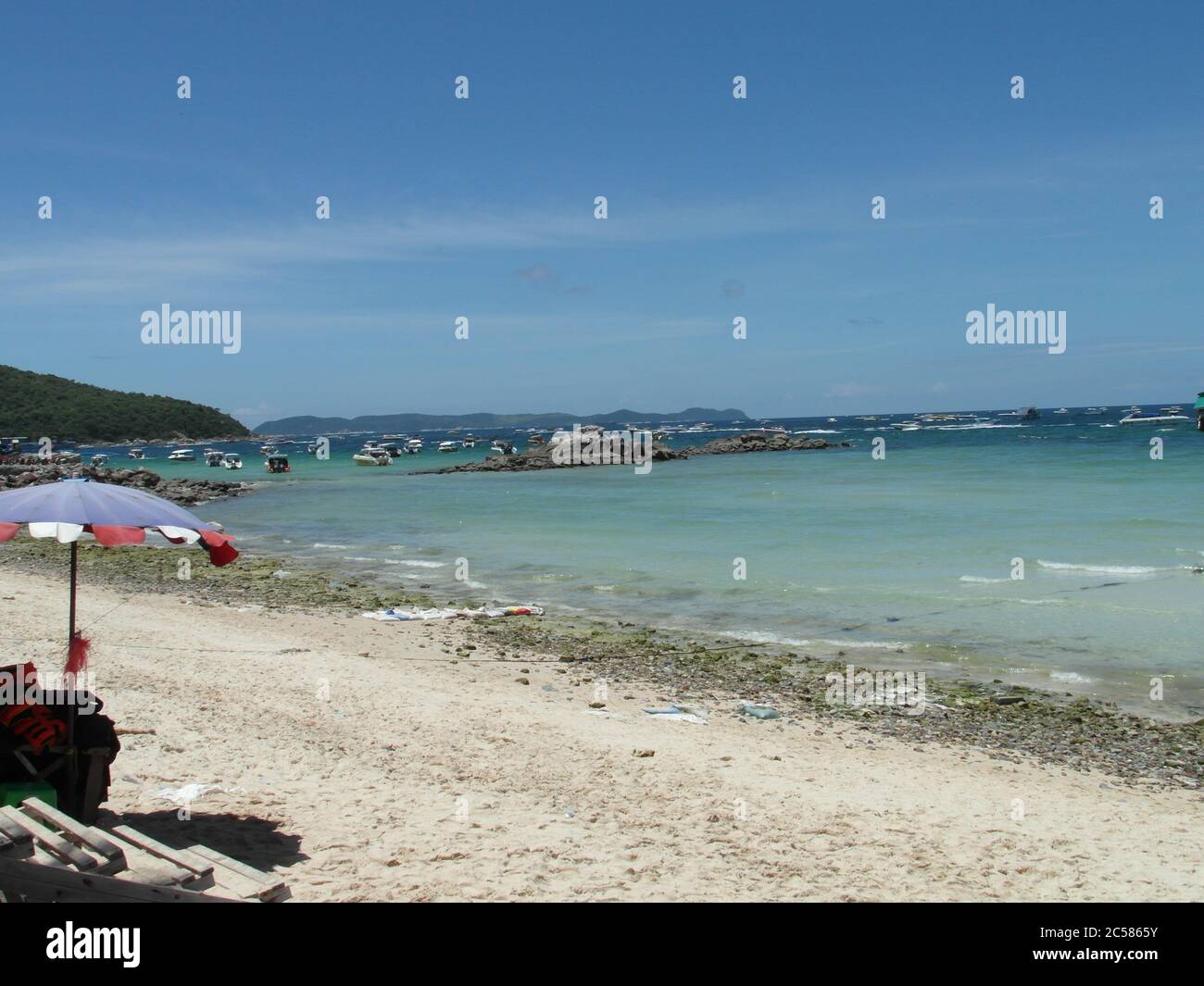 Nessun filtro. Bella piccola isola Lahn (LAN) non lontano dal resort tailandese Pattaya. È raggiungibile in un'ora di barca. Foto Stock