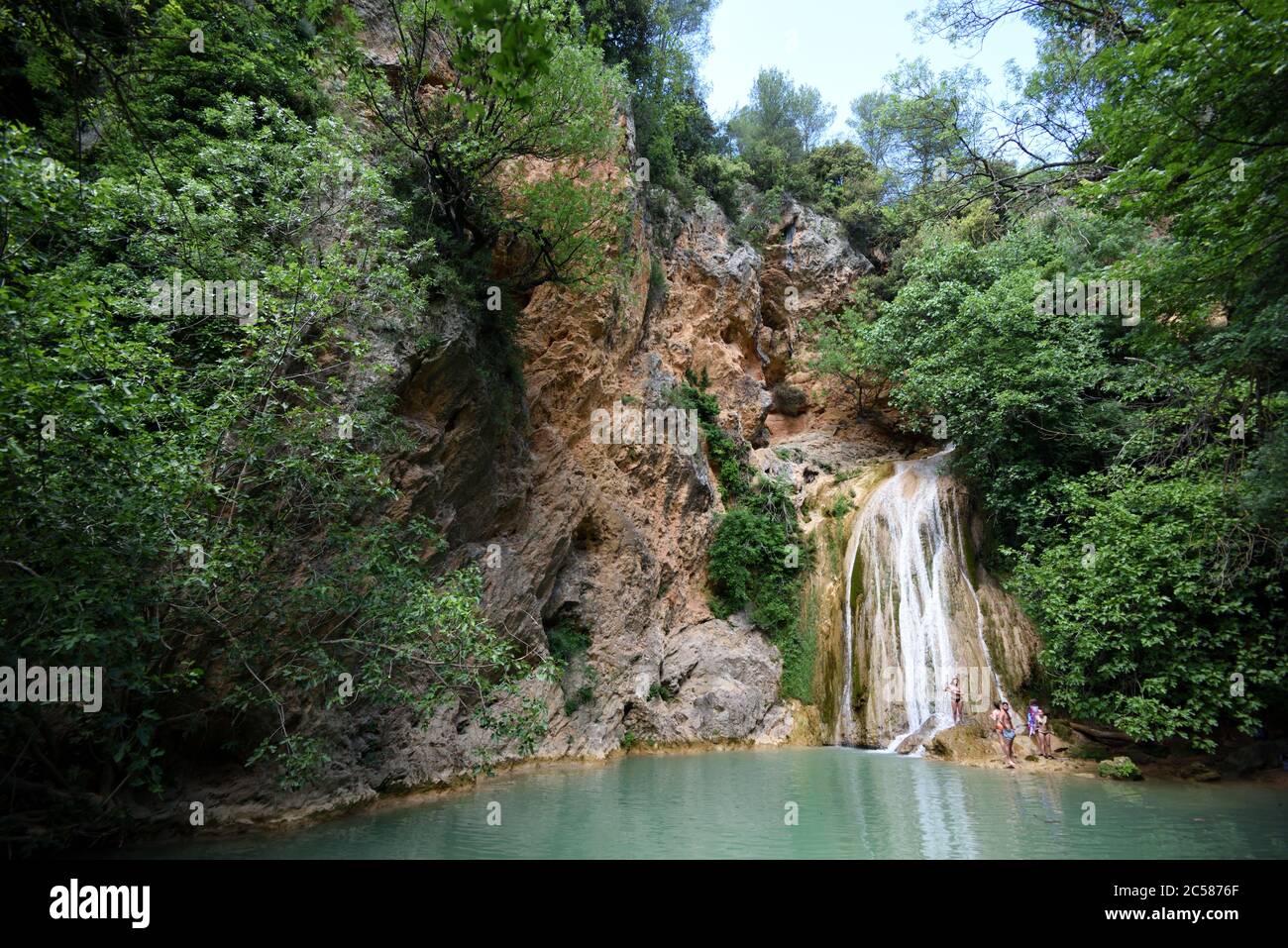Turisti sotto la cascata dei Carmes o Carmes cascata nel Vallon des Carmes o Carmes Valle Riserva Naturale Barjols Var Provence Francia Foto Stock