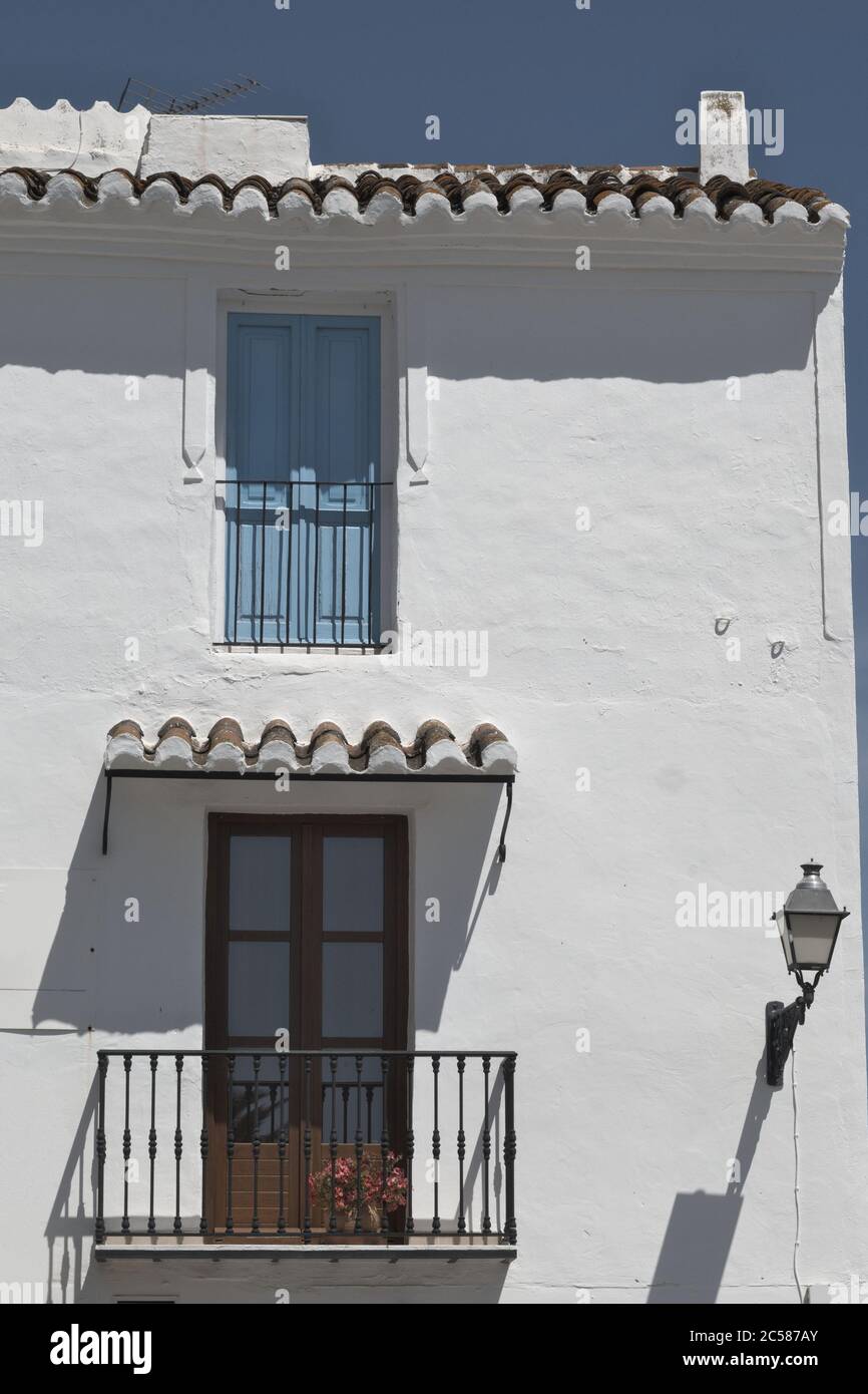 Il bellissimo villaggio spagnolo di Frigiliana, in Andalusia, Costa del Sol. Vista su un antico casale fahioned con balcone blu Juliet. Foto Stock