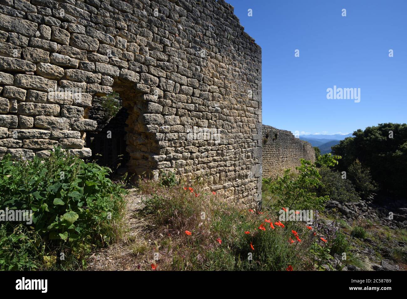 Muro difensivo di fortificato rovinato e abbandonato Villaggio, Preistorico Villaggio o Oppidum sul Ganagobie Plateau Provenza Francia Foto Stock