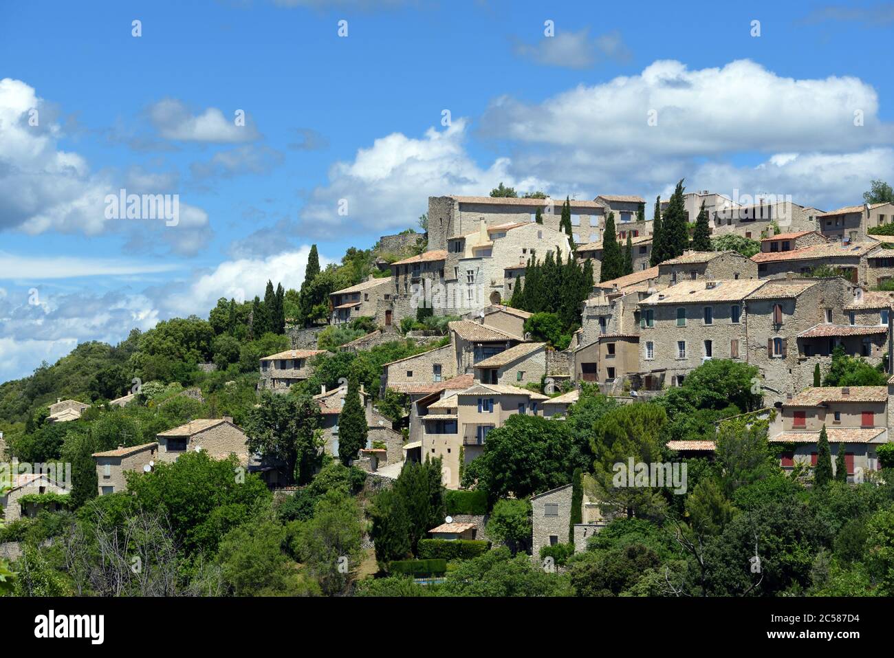 Vista del villaggio arroccato di Lurs nelle Alpi dell'alta Provenza Provenza Provenza Francia Foto Stock