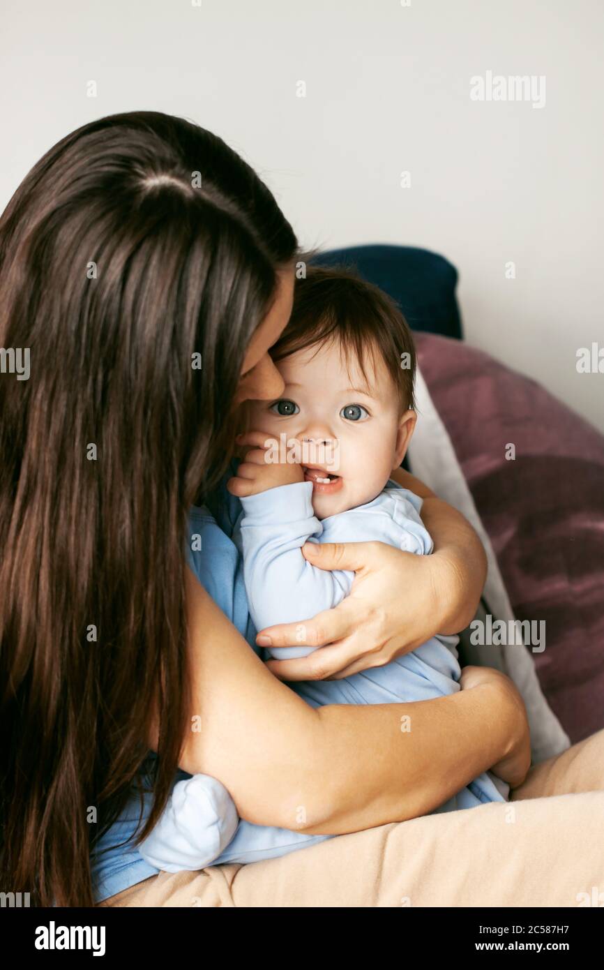 La madre si prende cura del suo bambino. Il bambino è calmo. Il concetto di comunicazione tra genitori e figli, la maternità, la formazione dell'affetto. Foto Stock