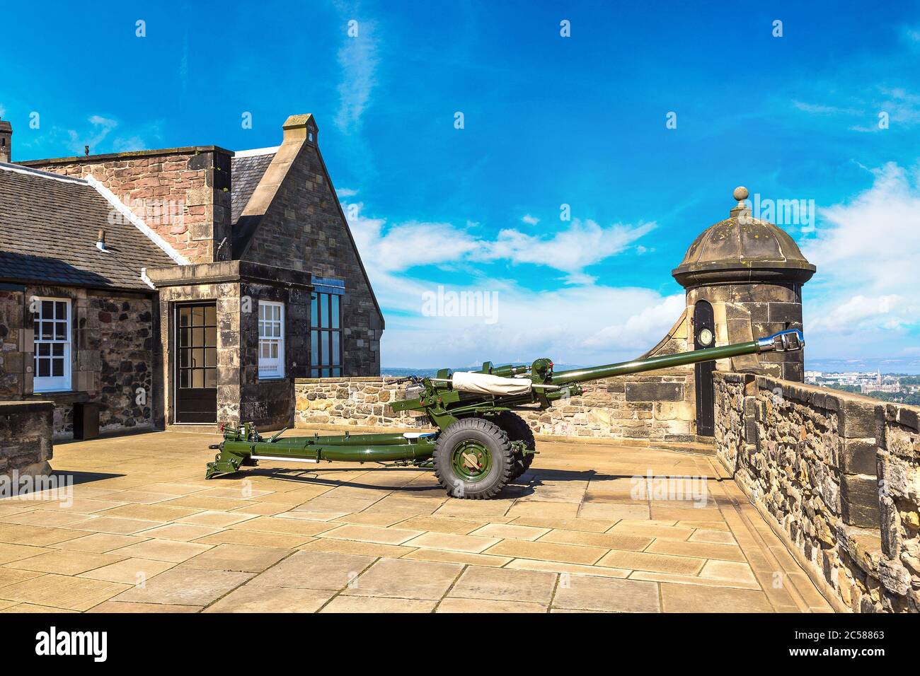 Cannone del castello di Edimburgo in una bella giornata estiva, Scozia, Regno Unito Foto Stock