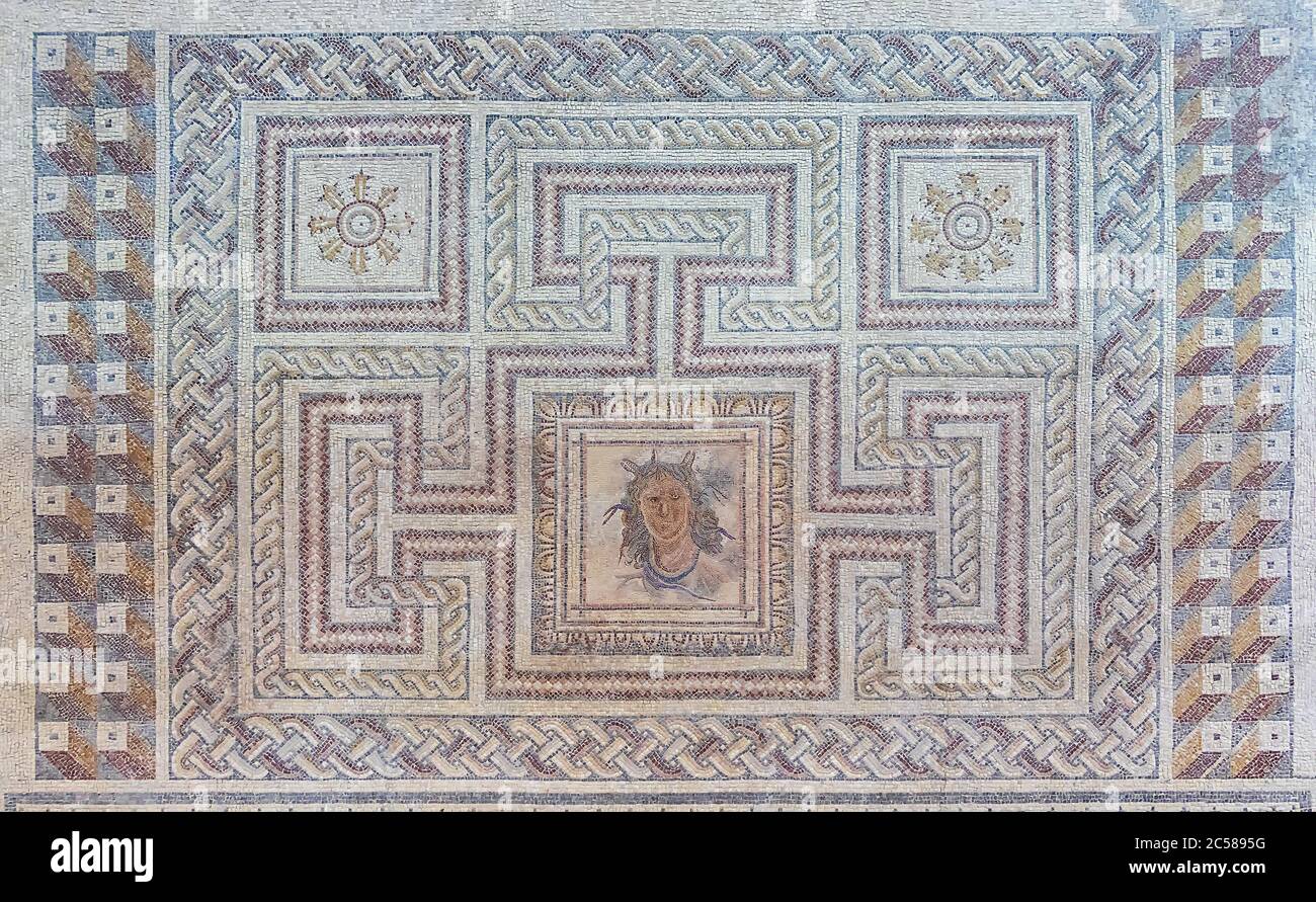 Vista di un vecchio mosaico policromatico Foto Stock