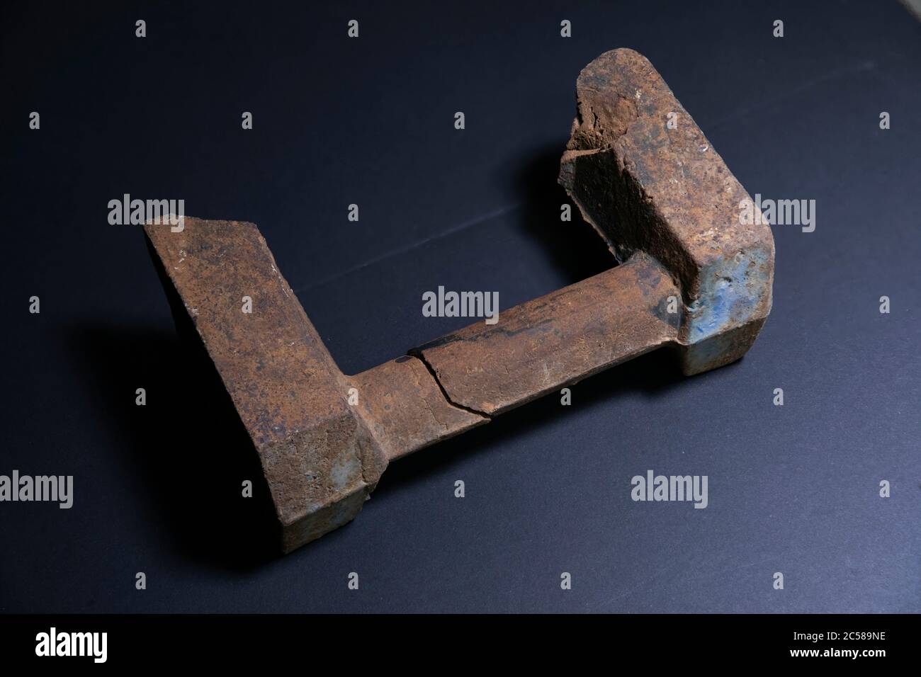 un pezzo di un manico di ferro rotto Foto stock - Alamy