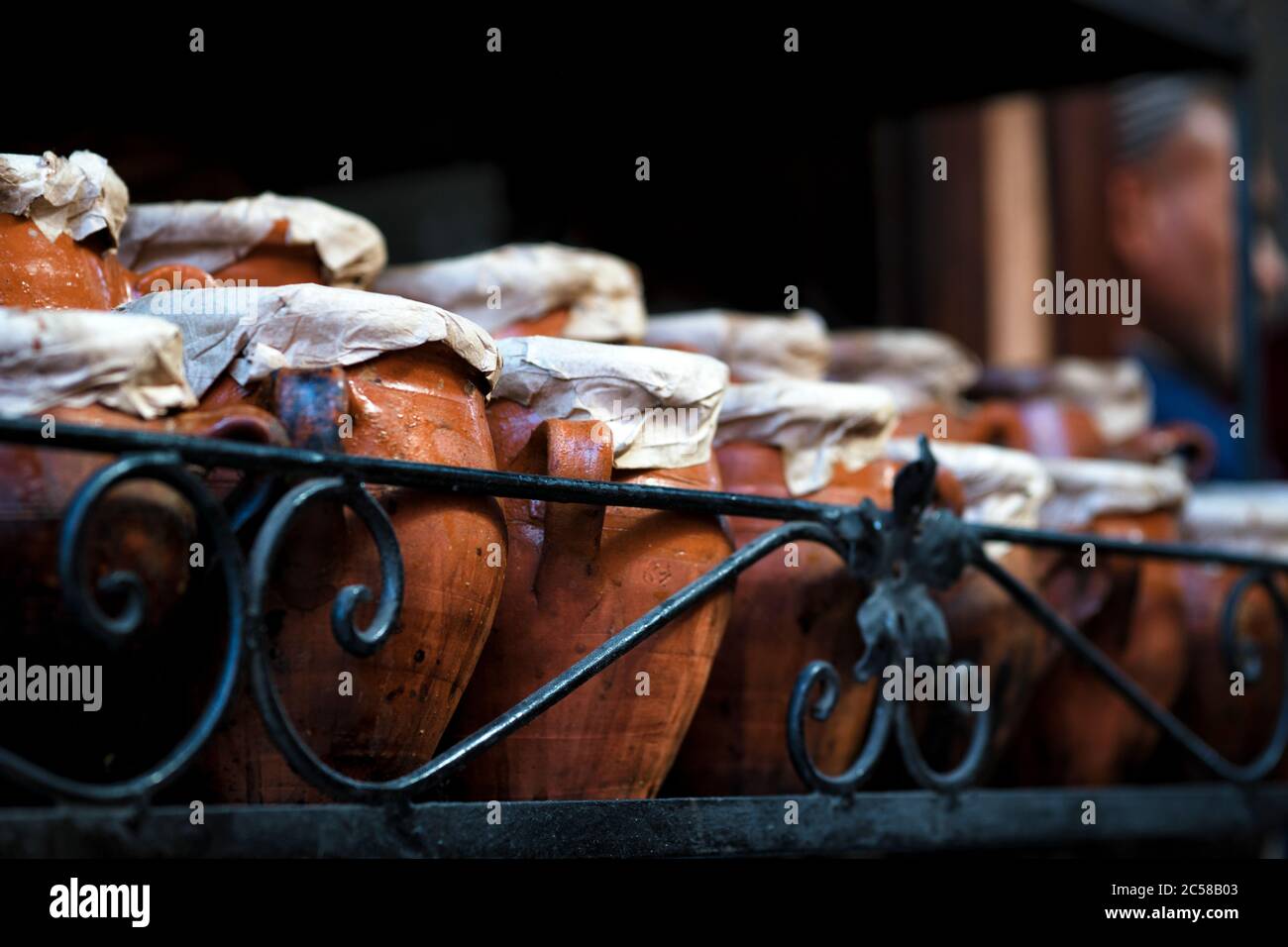 Lanciatori marocchini alla Medina di Marrakech con un bel effetto bokeh Foto Stock