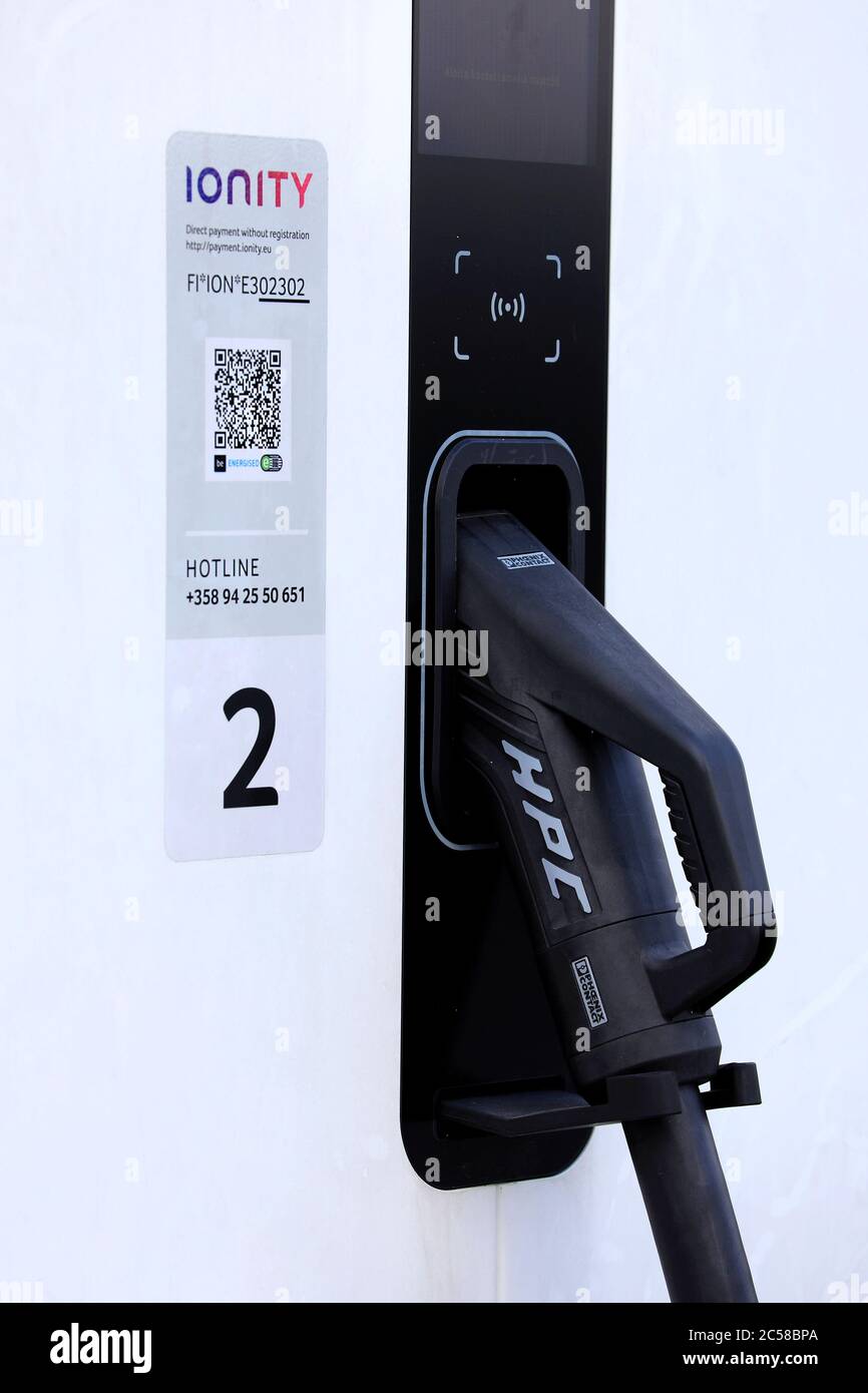 CCS, spina del sistema di carica combinato o connettore sull'unità di carica ad alta potenza (HPC) IONITY per veicoli elettrici. Paimio, Finlandia. 28 giugno 2020. Foto Stock