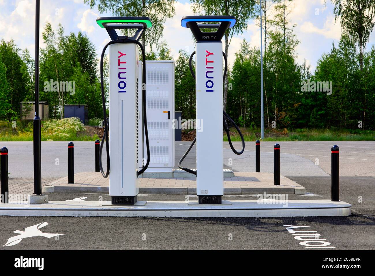 Unità IONITY ad alta potenza di carica (HPC) per veicoli elettrici. IONITY è una joint venture per facilitare i viaggi in Europa. Paimio, Finlandia. 28 giugno 2020 Foto Stock
