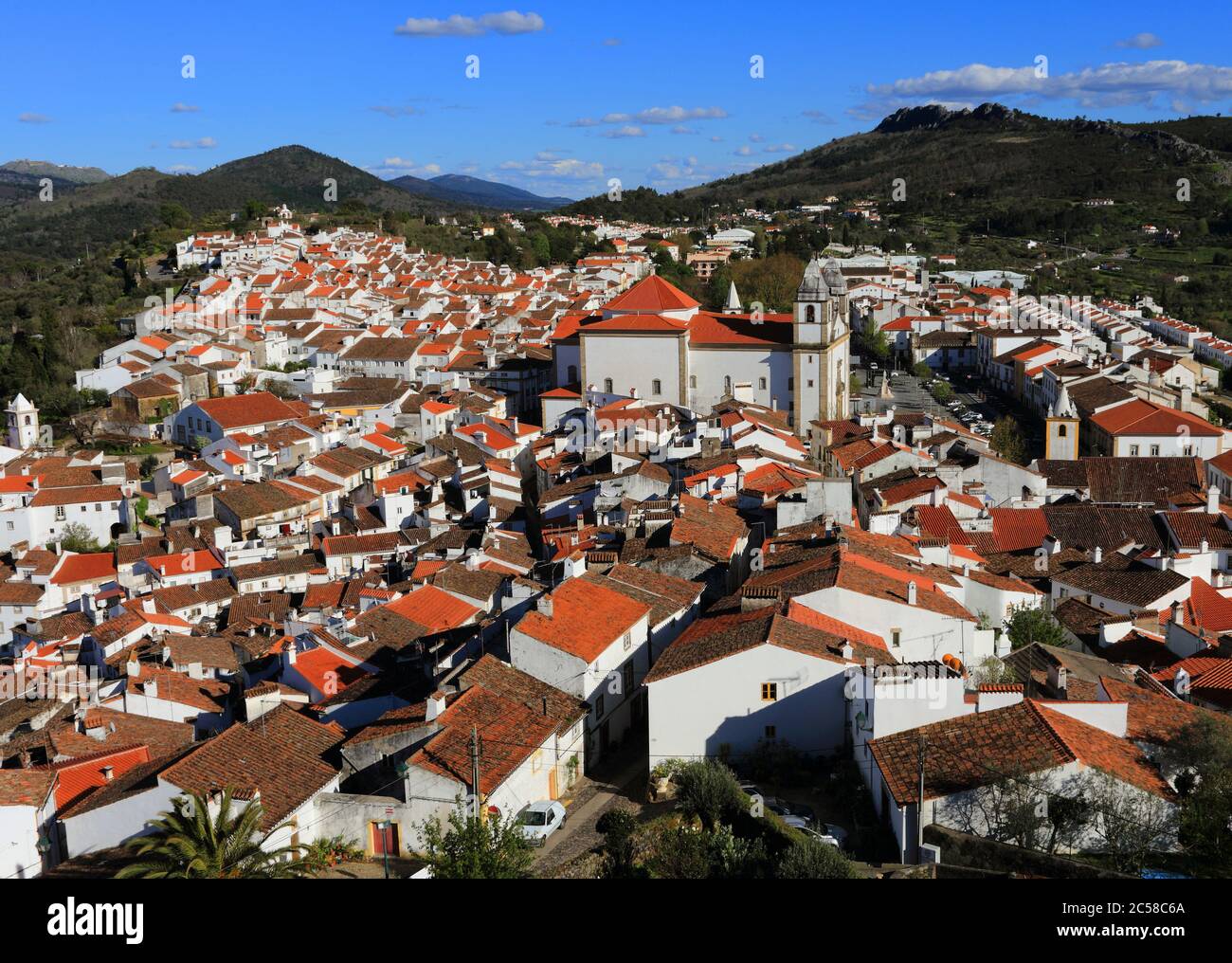 Veduta aerea della città storica di Castelo de vide, Portalegre, Alentejo, Portogallo. Vista dai bastioni del castello medievale. Foto Stock