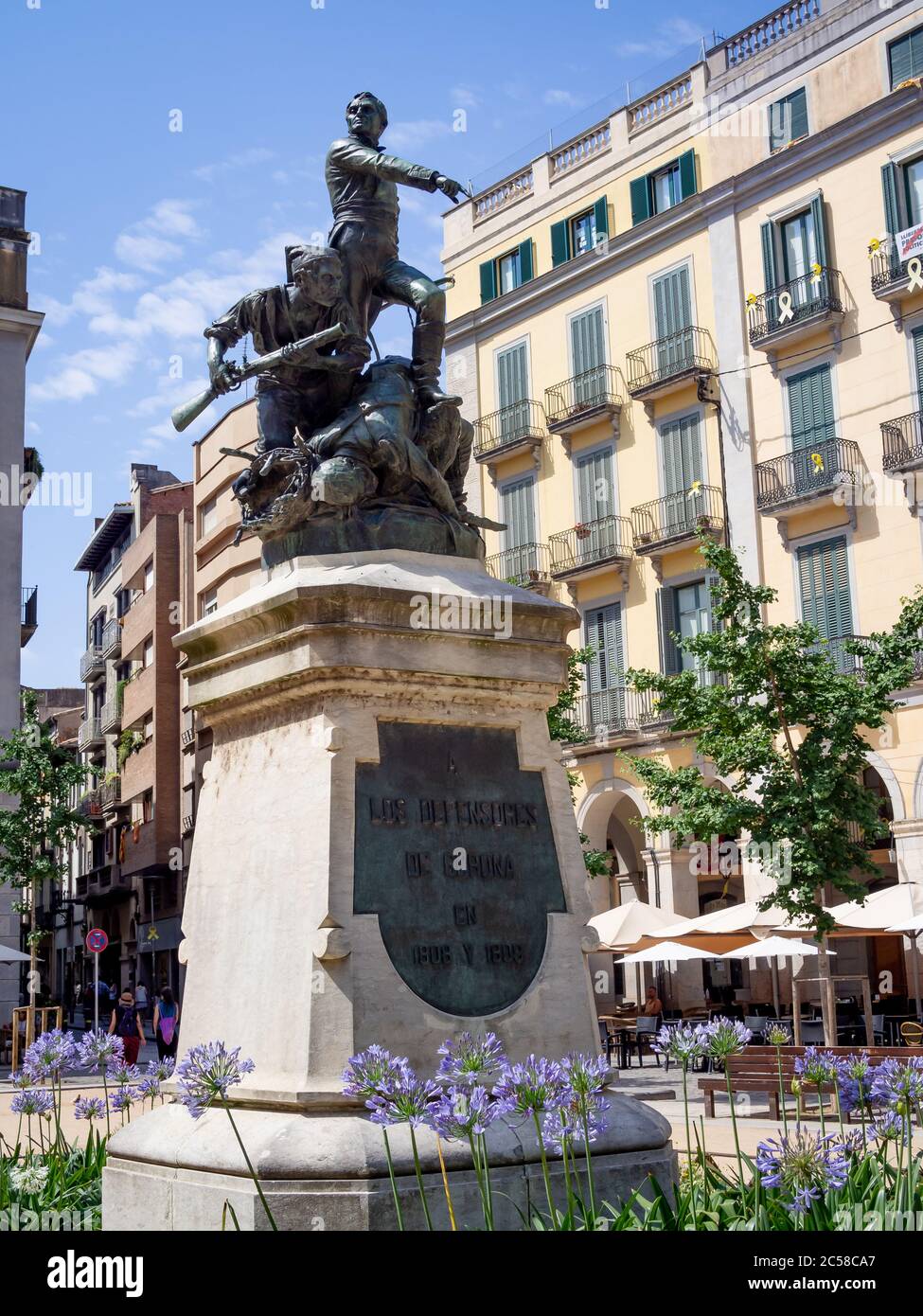 Il monumento rende onore ai difensori della città durante i siegi del 1808 e del 1809 in Piazza Indipendenza a Girona, Spagna Foto Stock