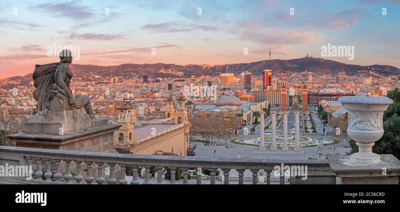 Barcellona - il panorama con Plaza Espana al tramonto. Foto Stock
