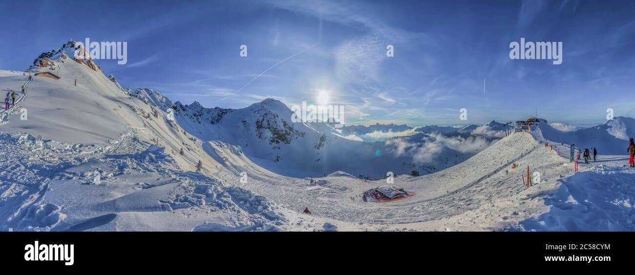 Panorama a 180 gradi dalla pista Zwerenalp Foto Stock