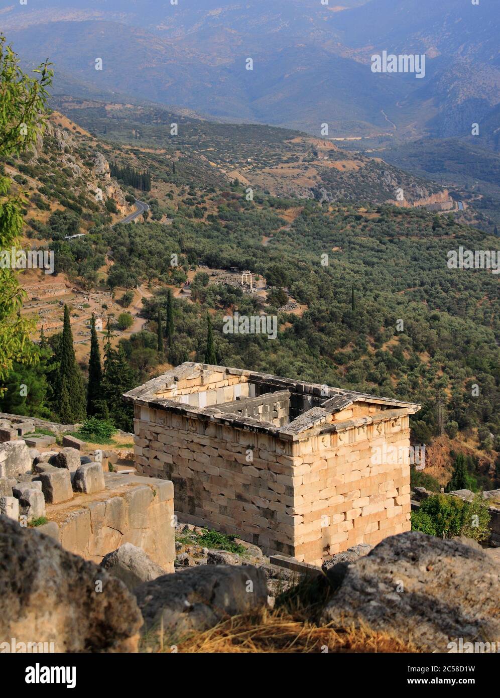 Grecia, Focis, Delfi. Rovine del Santuario di Delfi - il tesoro ricostruito in primo piano. Sito patrimonio dell'umanità dell'UNESCO. Foto Stock