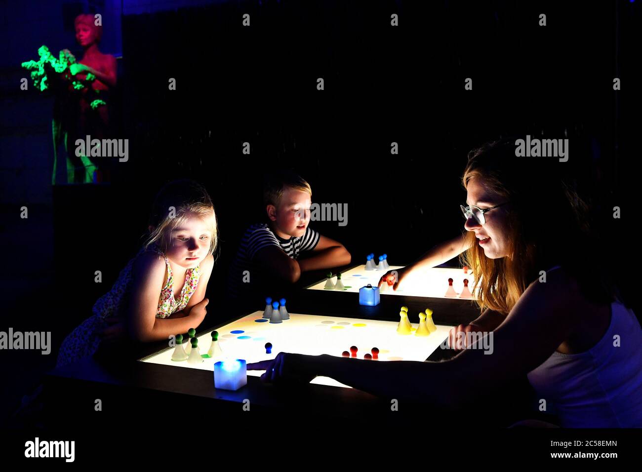 Pilsen, Repubblica Ceca. 01 Luglio 2020. Una parte della mostra interattiva 'BLIK BLIK Digital playground' si trova nella DEPO2015 Creative zone di Pilsen, Repubblica Ceca, il 1 luglio 2020. Sulla foto i bambini giocano un gioco luminoso 'Man, non ottenere arrabbiato'. Credit: Miroslav Chaloupka/CTK Photo/Alamy Live News Foto Stock