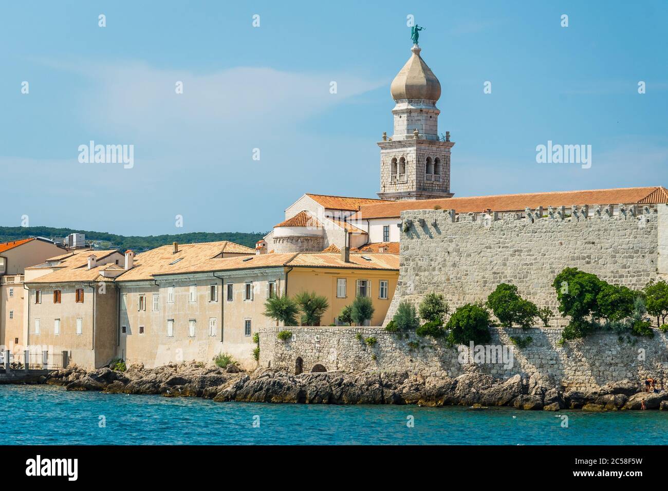 Vista della città vecchia costiera mediterranea Krk con il campanile della chiesa e le fortificazioni. Krk è una famosa destinazione turistica sull'isola di Krk, Foto Stock