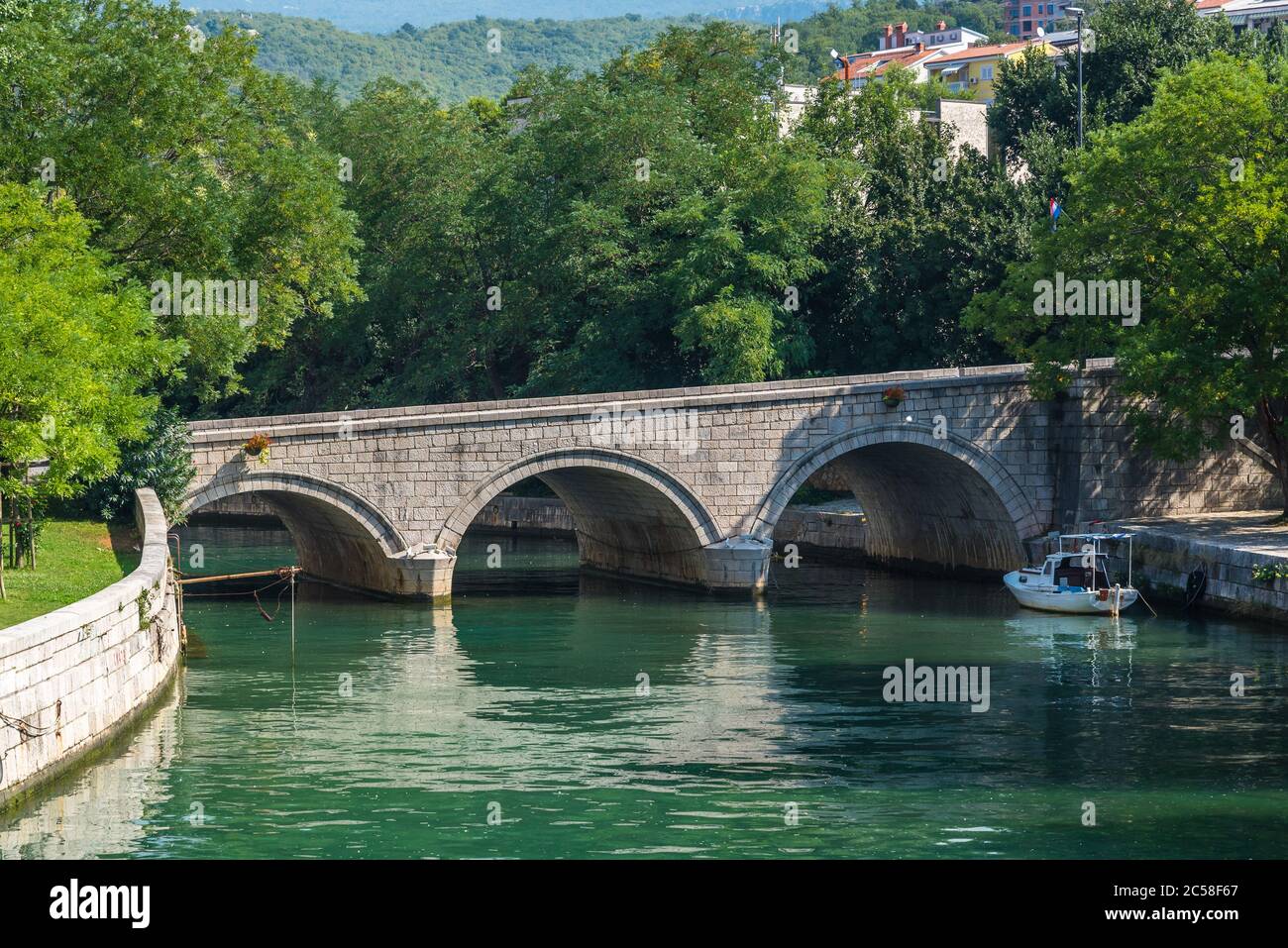 Vecchio ponte nel centro di Crikvenica. Fotografia scattata in un giorno. Crikvenica è una popolare località turistica della riviera del Quarnero in Croazia Foto Stock