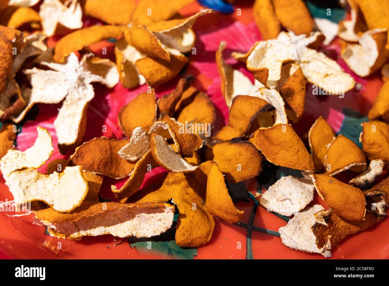 Primo piano di scorza d'arancia secca di mandarino usata come ingrediente nella cucina cinese Foto Stock