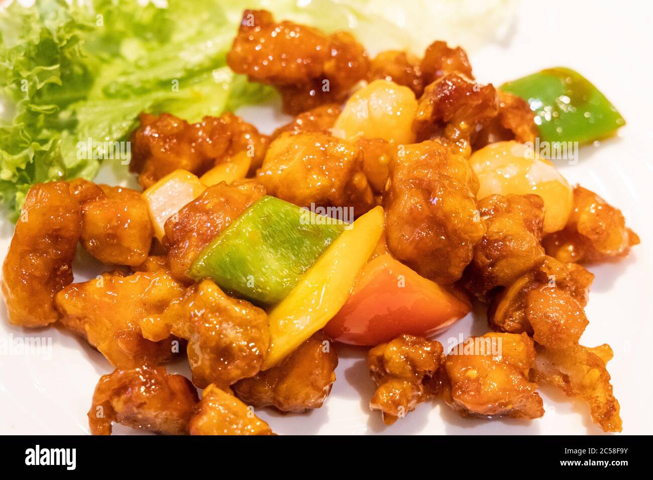 Primo piano di maiale dolce e salato con ananas, pomodoro, capsicum è piatto cinese popolare in tutto il mondo Foto Stock