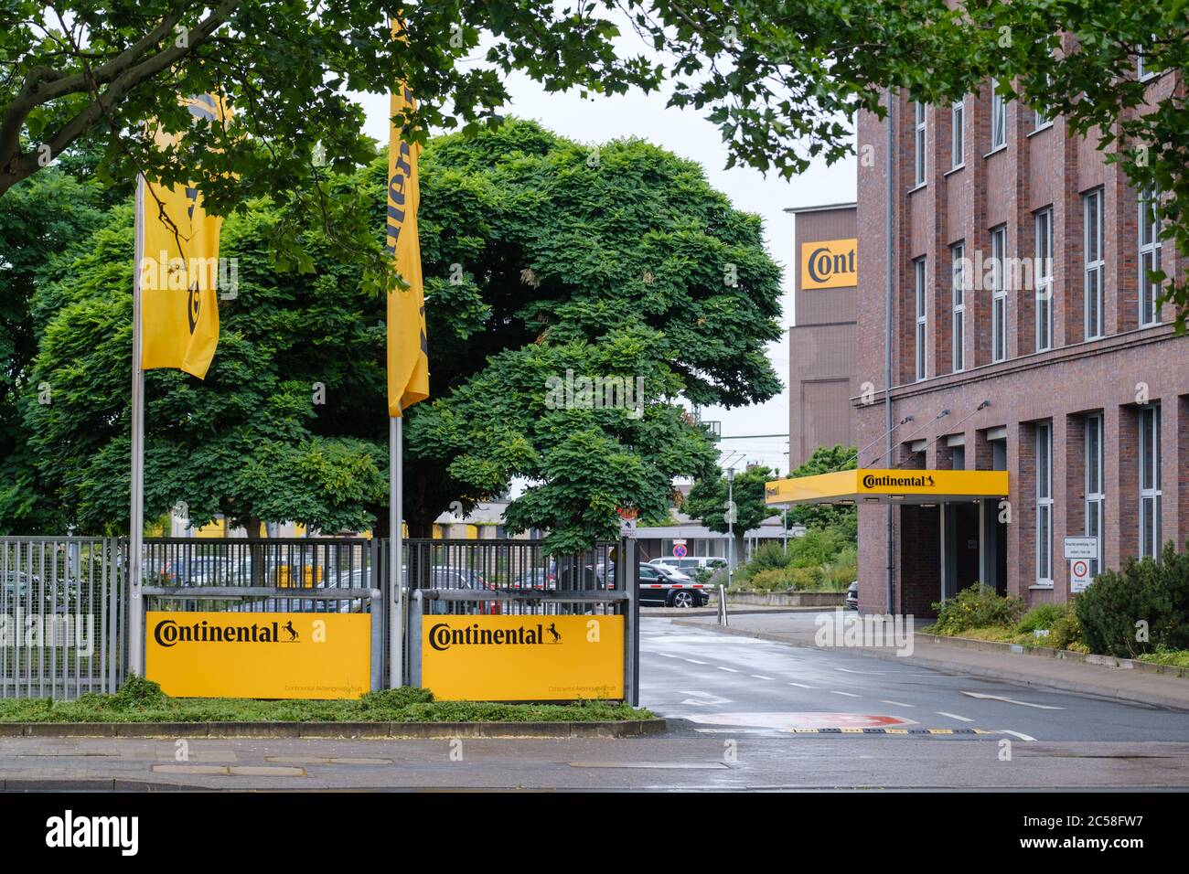 Hannover, Germania. 01 Luglio 2020. La sede centrale della Continental AG a Vahrenwalder Straße il pubblico ministero e la polizia hanno cercato oggi varie sedi presso il fornitore di automobili Continental. Ciò è in relazione alle indagini sui sistemi di arresto utilizzati da Volkswagen nella purificazione dei gas di scarico di un motore diesel, annunciato ad Hannover dal fornitore automobilistico. Credit: OLE Spata/dpa/Alamy Live News Foto Stock
