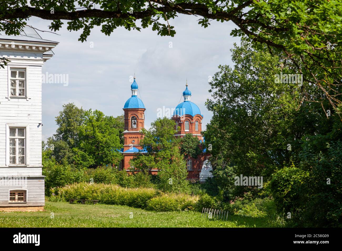 Chiesa della Natività della Madonna e della tenuta commemorativa di Rozhdestveno (Vladimir Nabokov), Distretto di Gatchinsky, Leninrad Oblast, Russia. Foto Stock