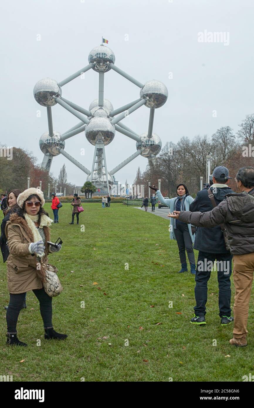 I turisti cinesi rendendo le foto di ogni altro all'Atomium di Bruxelles, Belgio Foto Stock