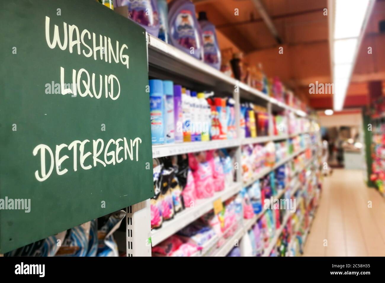 Segnaletica biologica presso la navata del supermercato con merce defocata sullo scaffale Foto Stock
