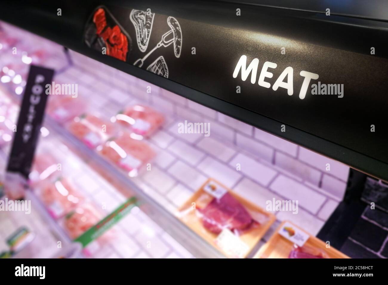 Segnaletica di carne nella sezione di pollame di carne del supermercato con sfondo sfocato Foto Stock