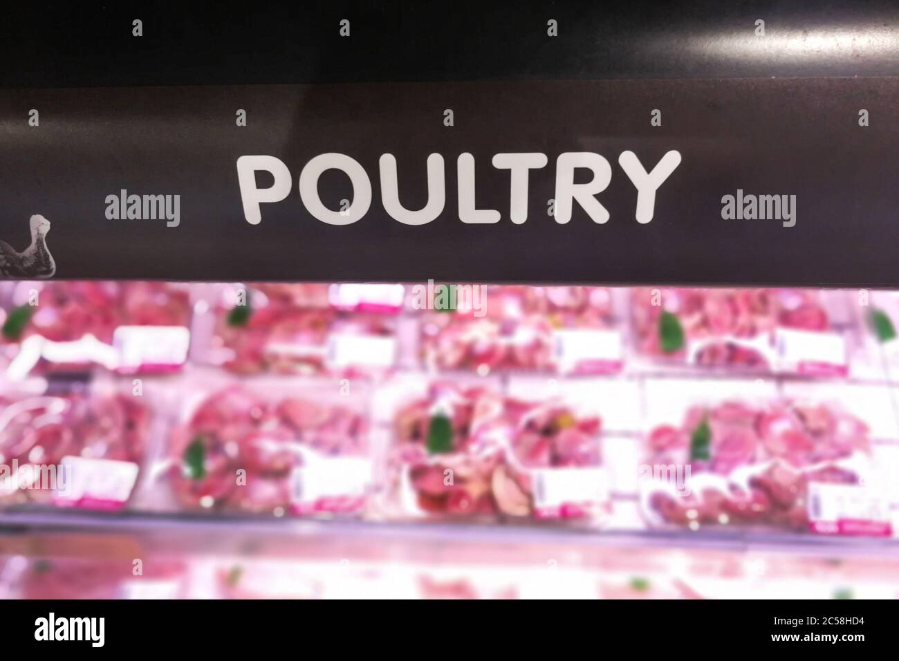 Segnaletica di pollame presso la sezione di prodotti deperibili di carne del supermercato con sfondo sfocato Foto Stock