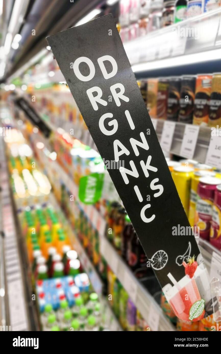 Segnaletica per bevande biologiche presso il supermercato, sezione bevande imballate refrigerate, con sfondo sfocato Foto Stock