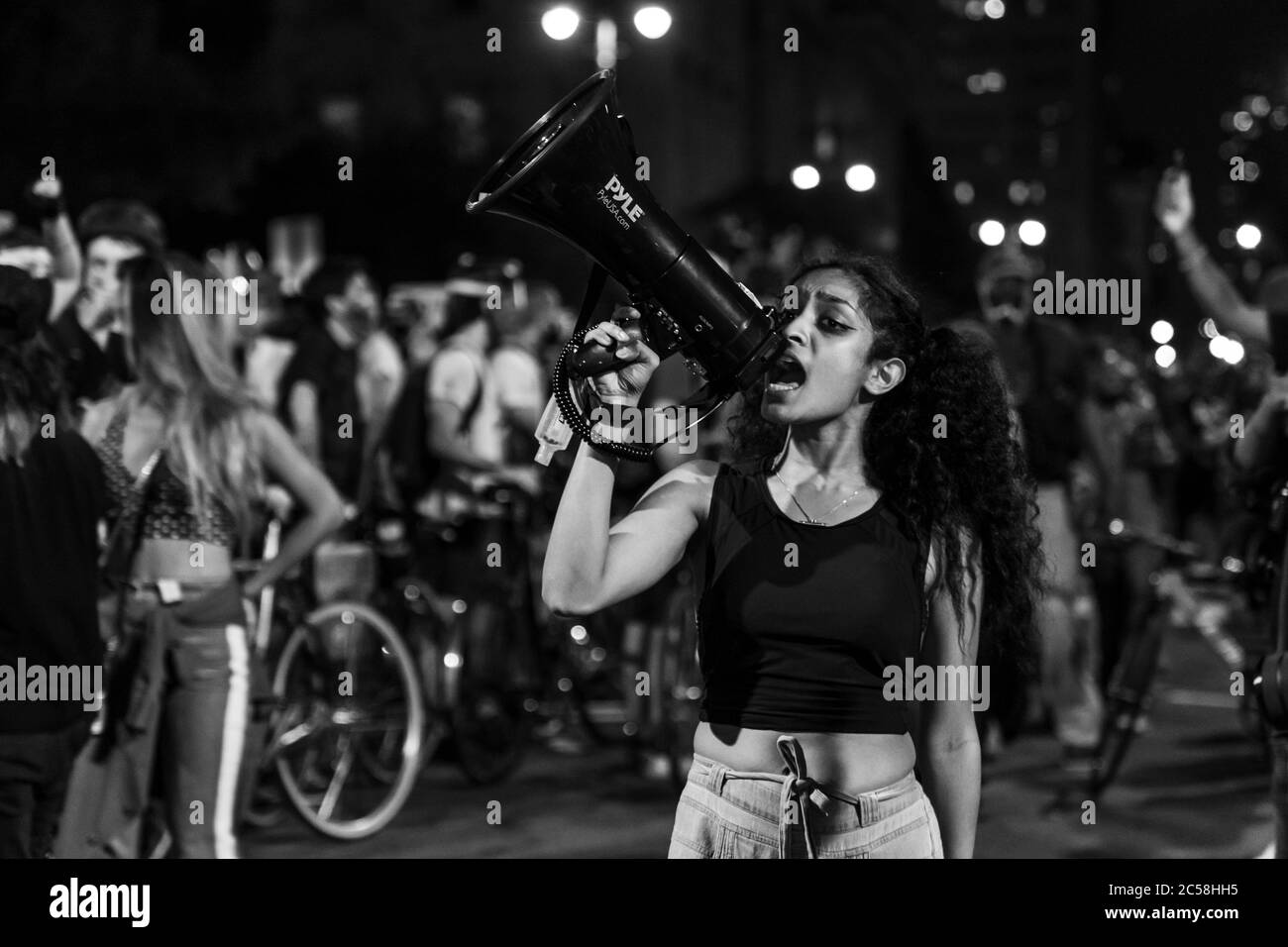 New York, NY - 230 giugno 2020: I manifestanti si accampano fuori dal municipio chiedendo al sindaco Bill de Blasio di tagliare il budget del NYPD Foto Stock