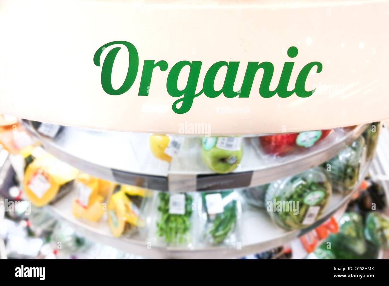 Segnaletica biologica per le parole nella sezione corridoio refrigerata di frutta e verdura del supermercato Foto Stock