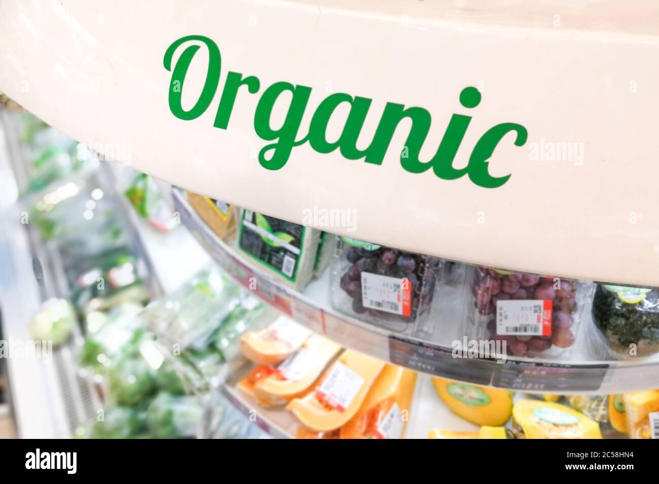 Segnaletica biologica per le parole nella sezione corridoio refrigerata di frutta e verdura del supermercato Foto Stock